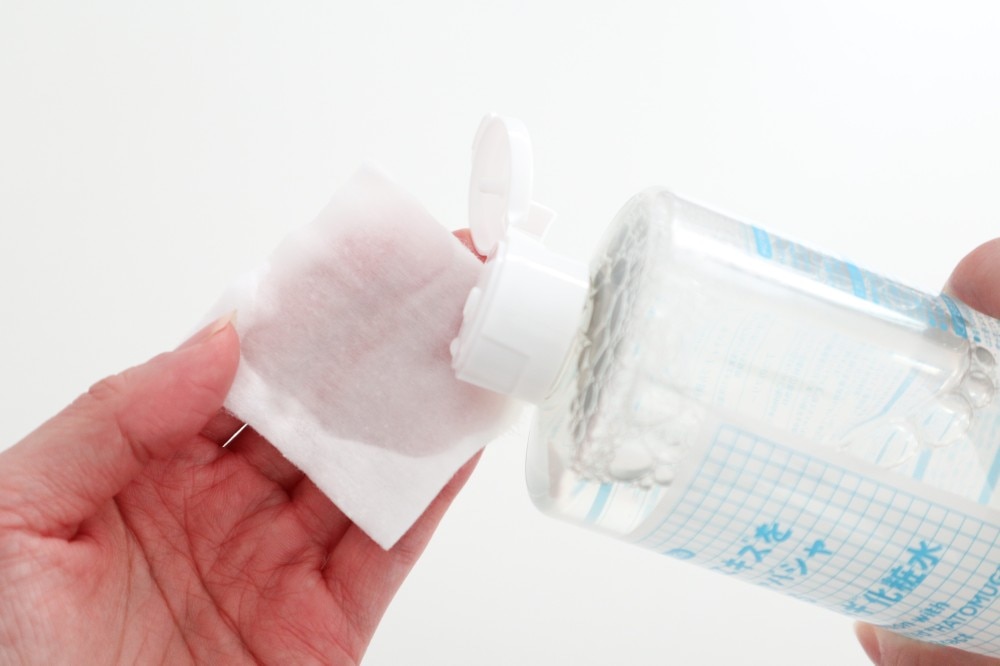 ① コットンに化粧水を含ませる